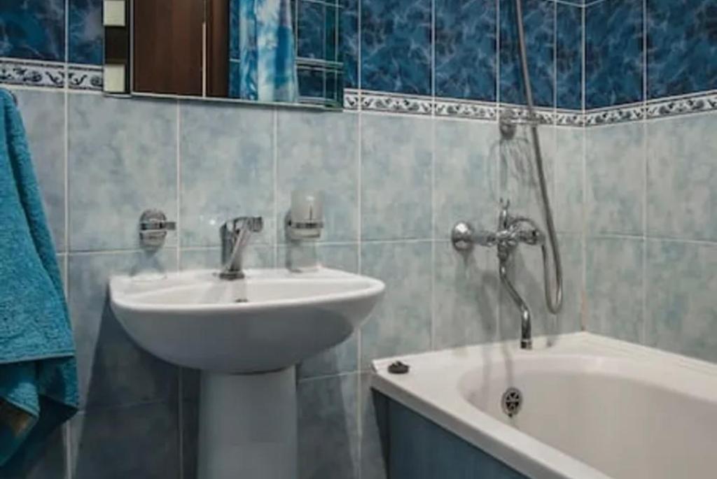 y baño con lavabo y bañera. en VIP apart 741, en Tiflis