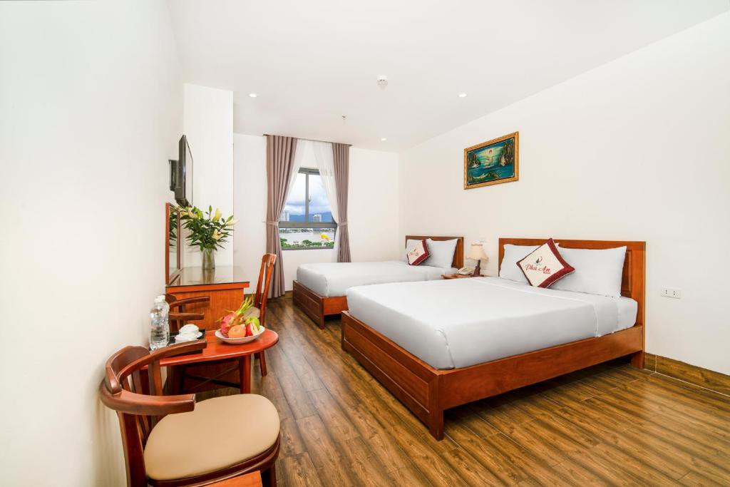 Postel nebo postele na pokoji v ubytování Phú An Hotel