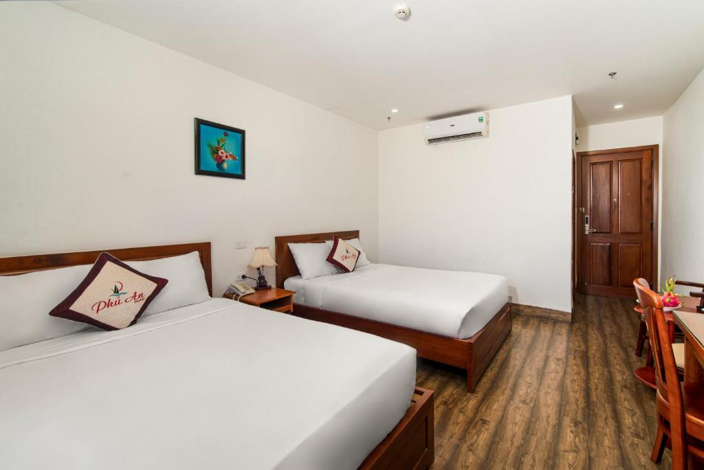 Postel nebo postele na pokoji v ubytování Phú An Hotel