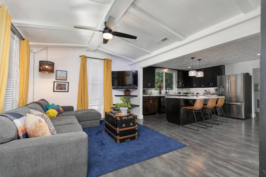 Holiday home Modern/Hot Tub/EV Chg/ Office/Cannabis Friendly