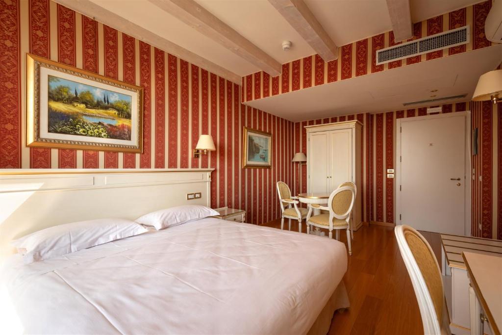 Postel nebo postele na pokoji v ubytování Noventa Hotel