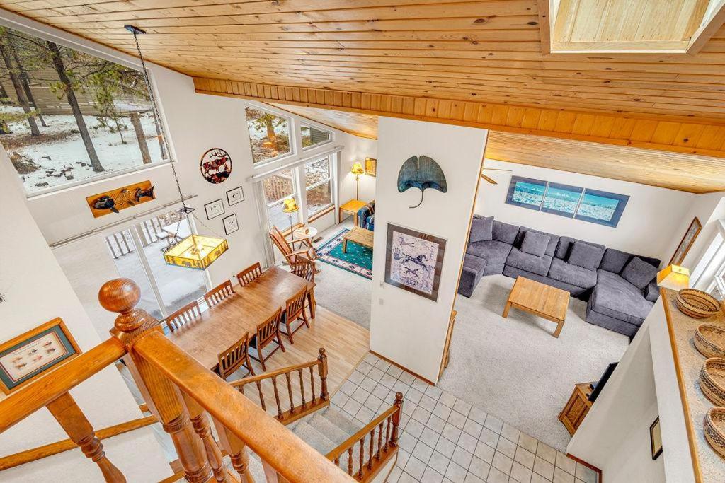 Cette chambre offre une vue sur une maison dotée d'une piscine. dans l'établissement Big Leaf - Unit 6, à Sunriver