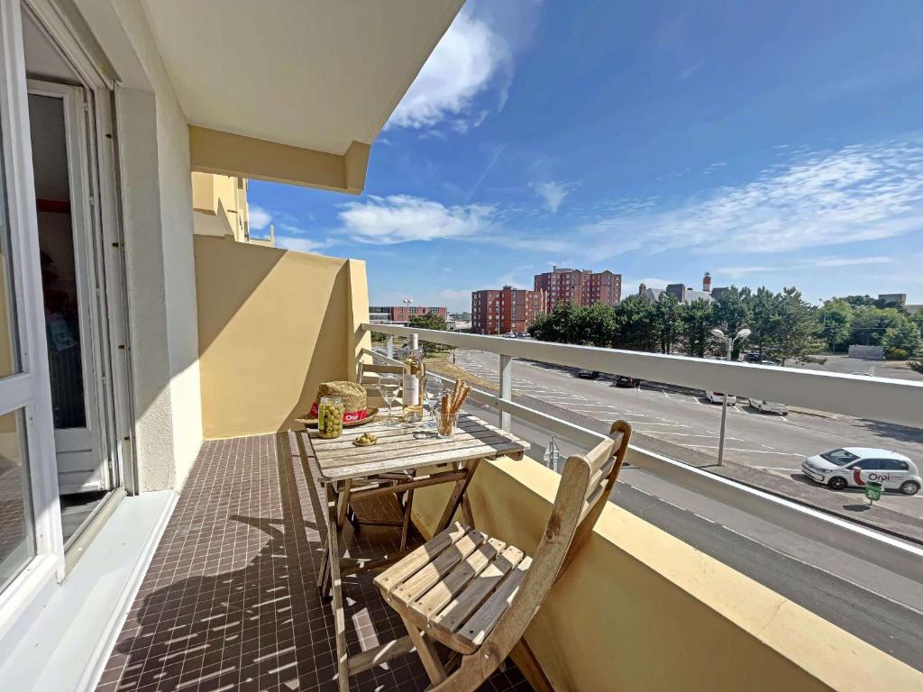 d'une table et de chaises sur un balcon avec vue sur la rue. dans l'établissement Studio Proche Plage et Commerces - Balcon Sud, Parking Privatif, Résidence Sécurisée - FR-1-646-23, à Berck-sur-Mer