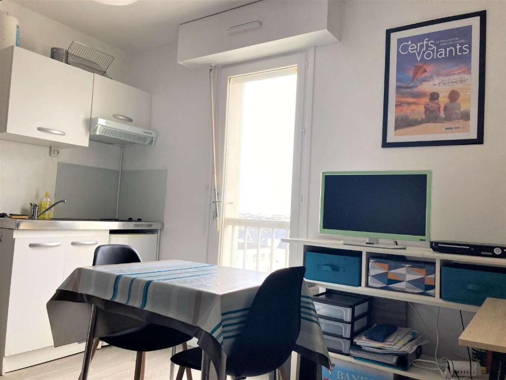 une cuisine et une salle à manger avec une table et des chaises dans l'établissement Studio cosy 15m² à 5min de la plage – Tout équipé, sécurisé, proche commerces, nettoyage inclus - FR-1-646-12, à Berck-sur-Mer