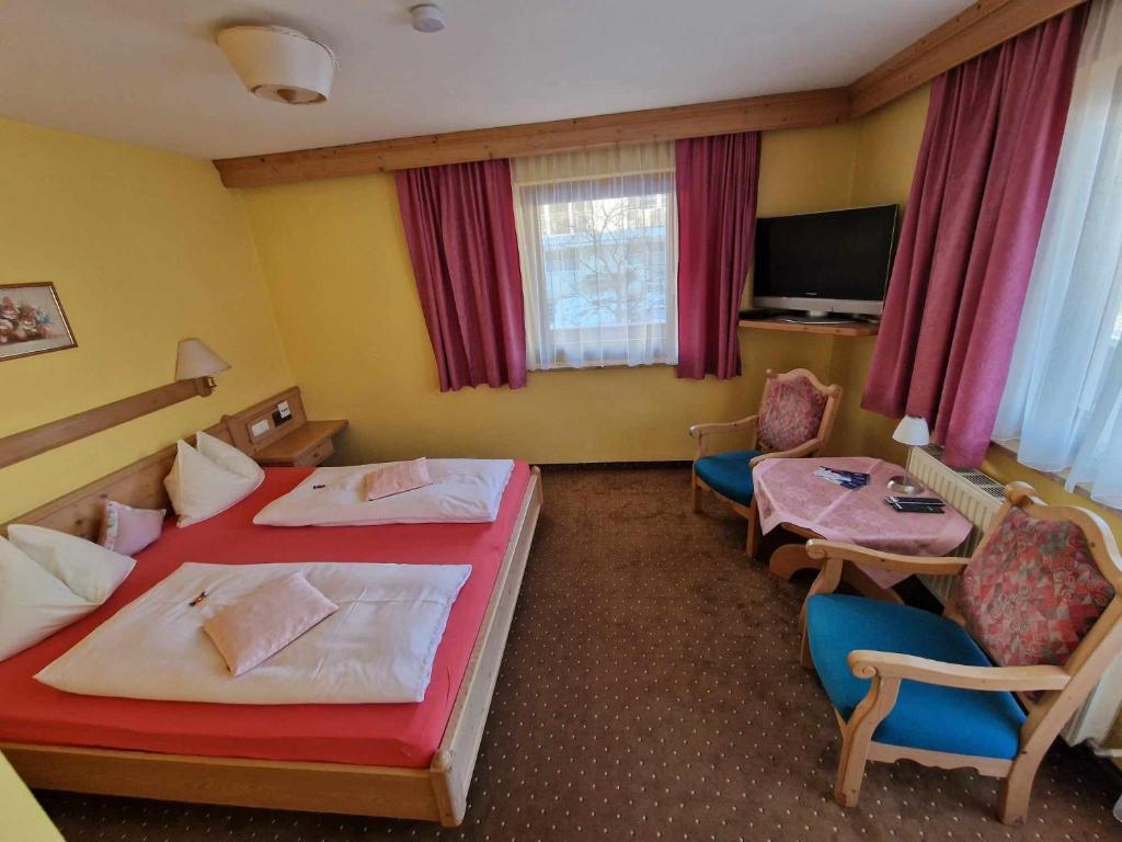 A bed or beds in a room at Ferienhotel Lindenhof