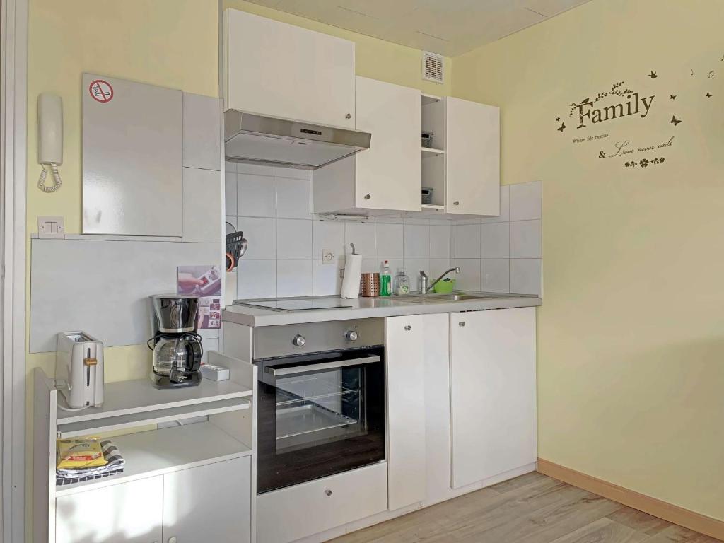 Kuchyňa alebo kuchynka v ubytovaní Studio Cabine avec Balcon, Proche Plage et Commerces - FR-1-646-37