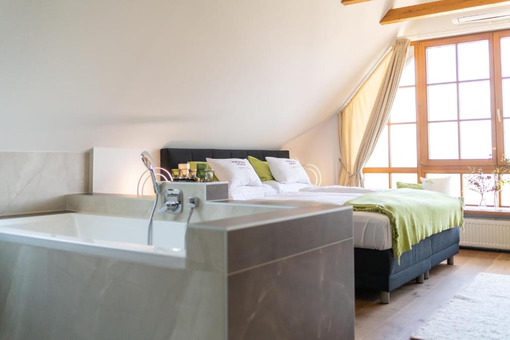 Postel nebo postele na pokoji v ubytování Sattlerhof Genießerhotel & Weingut
