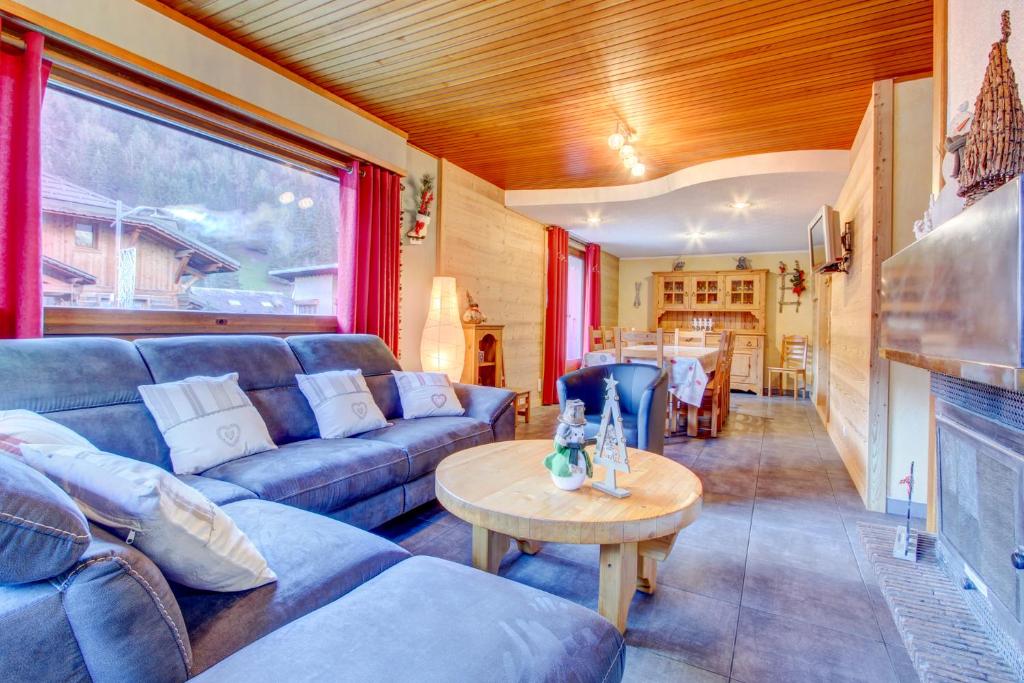 un salon avec un canapé et une table dans l'établissement l'OUTO, à Morzine