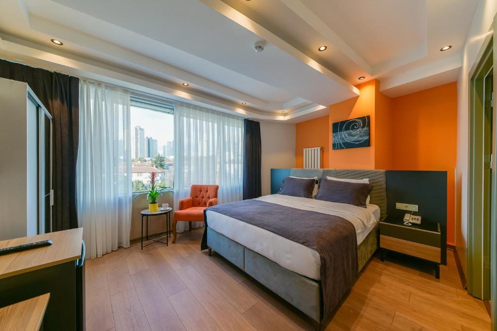 Un dormitorio con una cama grande y una ventana en Rise Inn Hotel, en Estambul