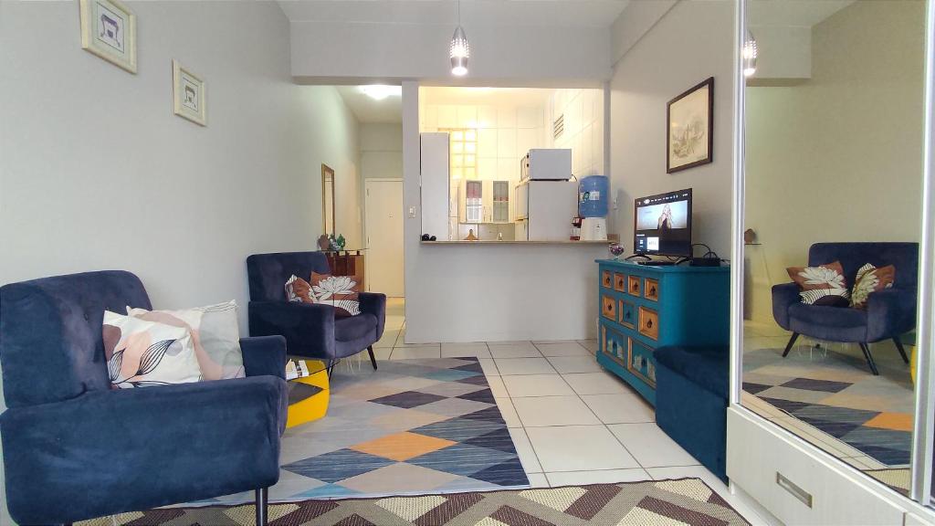 uma sala de espera com duas cadeiras e um espelho em Studio Canadá: Custo-Benefício $ em Florianópolis