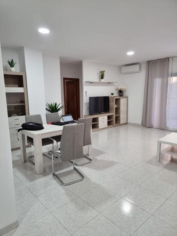 a kitchen with a table and chairs in a room at Cerca de la playa in Vinarós
