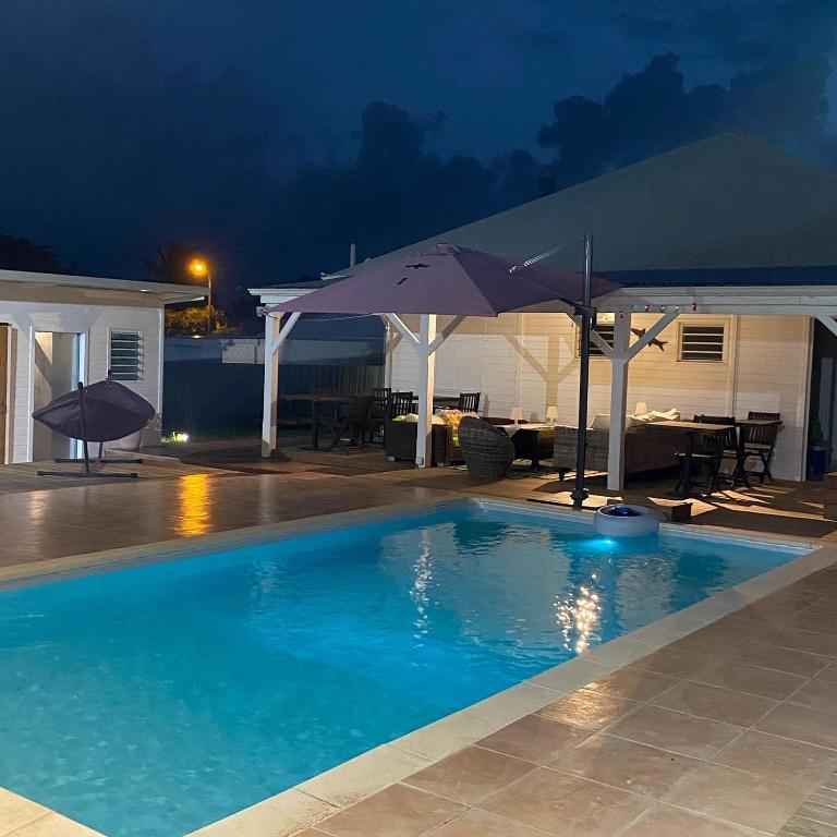 Bazén v ubytování Love Guadeloupe nebo v jeho okolí