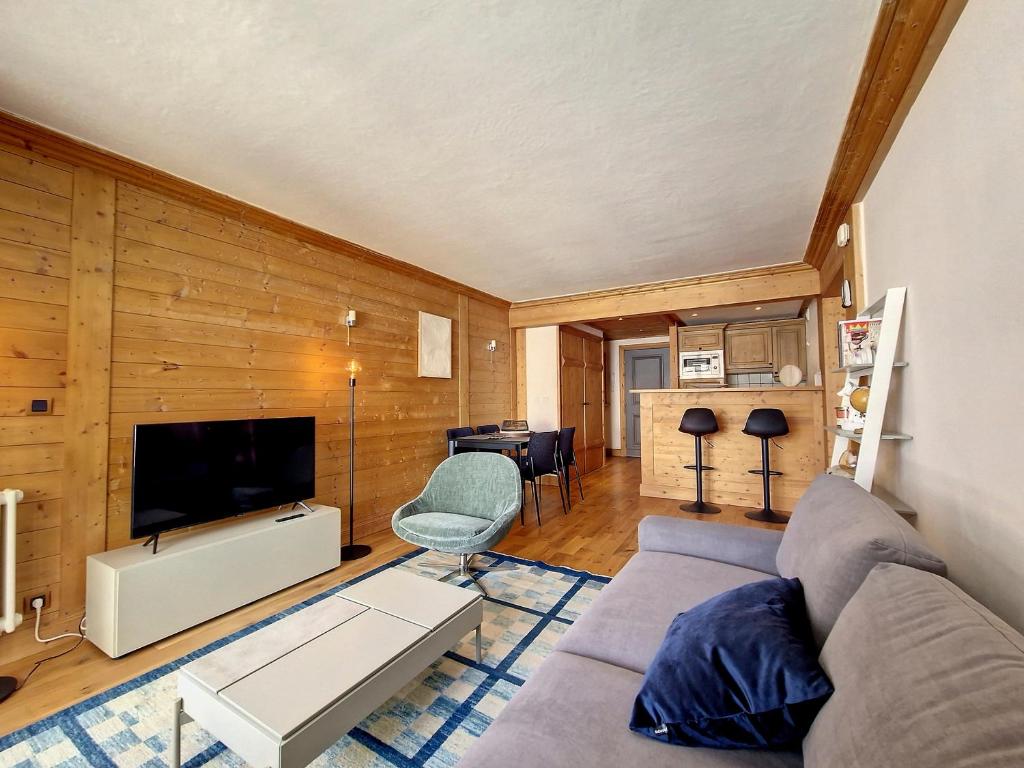 un salon avec un canapé et une télévision dans l'établissement Appartement lumineux 3 pièces, ski aux pieds, parking inclus, Val d'Isère - FR-1-518-152, à Val dʼIsère