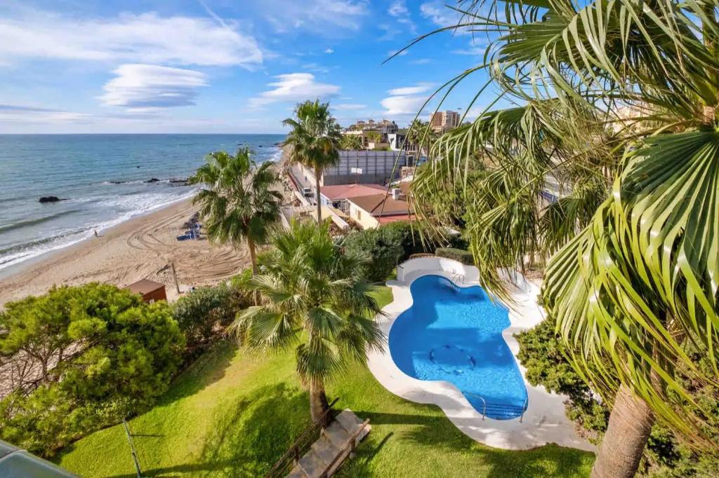 Bazén v ubytování Apartment AGUAMARINA on the beach front nebo v jeho okolí