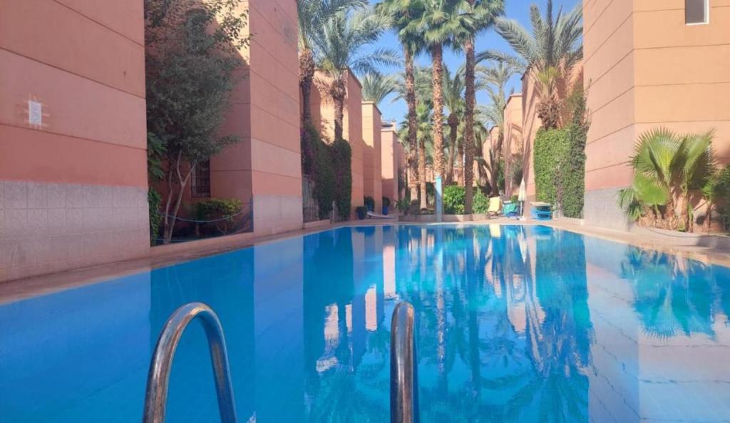 Bazén v ubytování Riad Nezha avec jacuzzi et au cœur de Marrakesh nebo v jeho okolí