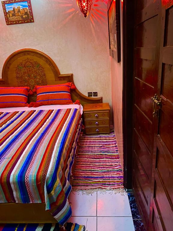 Postel nebo postele na pokoji v ubytování Riad Nezha avec jacuzzi et au cœur de Marrakesh