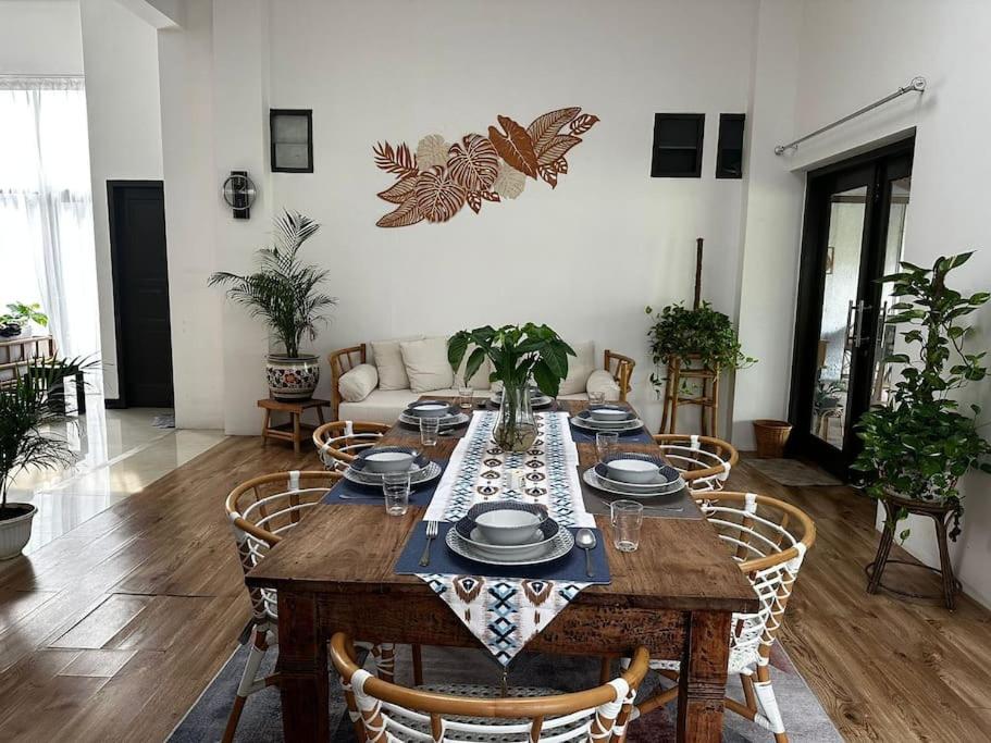 井里汶的住宿－Roemah Uli Cirebon，一间带木桌和椅子的用餐室