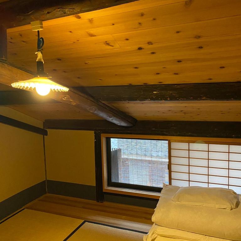 Łóżko lub łóżka w pokoju w obiekcie Nagomi-Ryokan Yuu