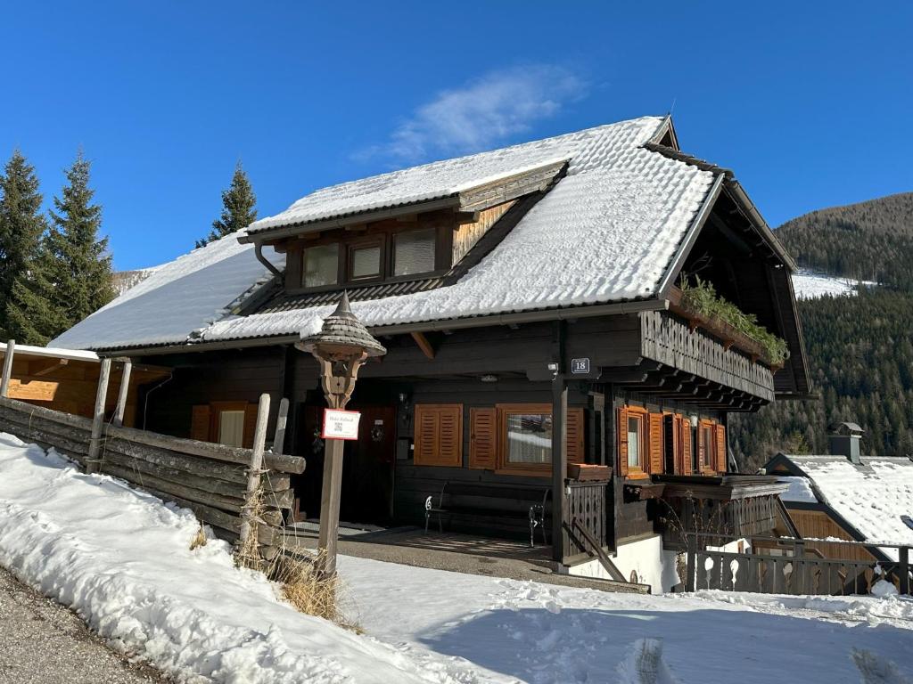 een blokhut in de bergen in de sneeuw bij Chalet MALLNOCK in Bad Kleinkirchheim