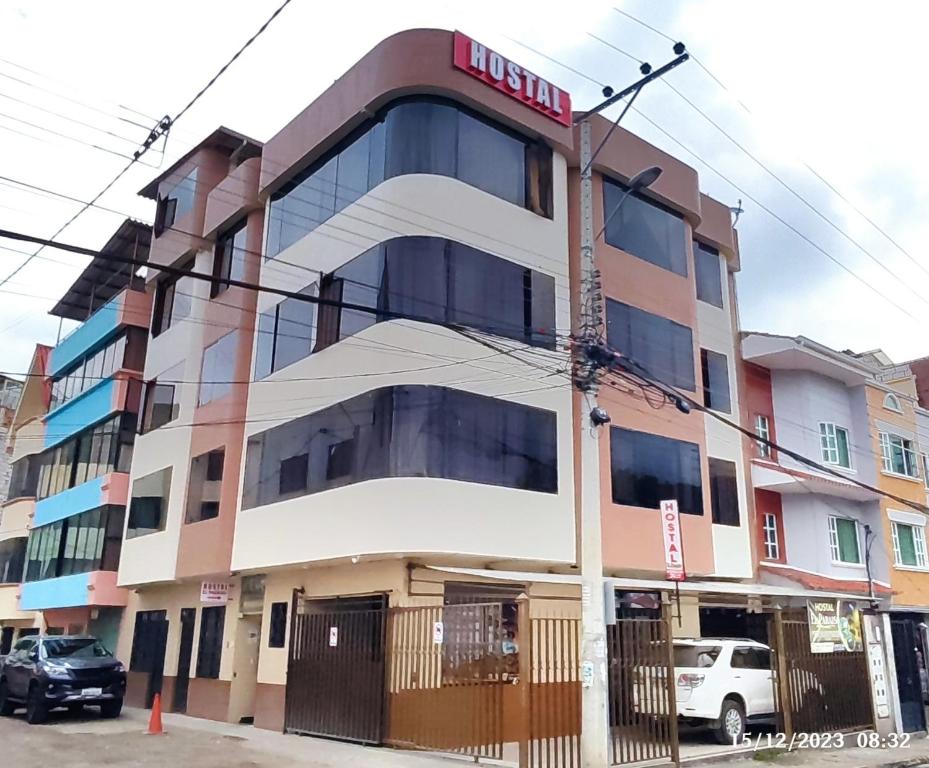 un edificio con un cartel en el costado en Hostal el Paraíso, en Cuenca