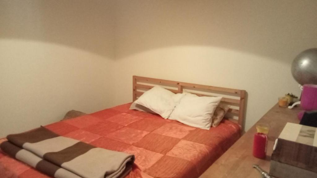 een slaapkamer met een bed met 2 kussens bij Appartement a skhirat in Skhirat