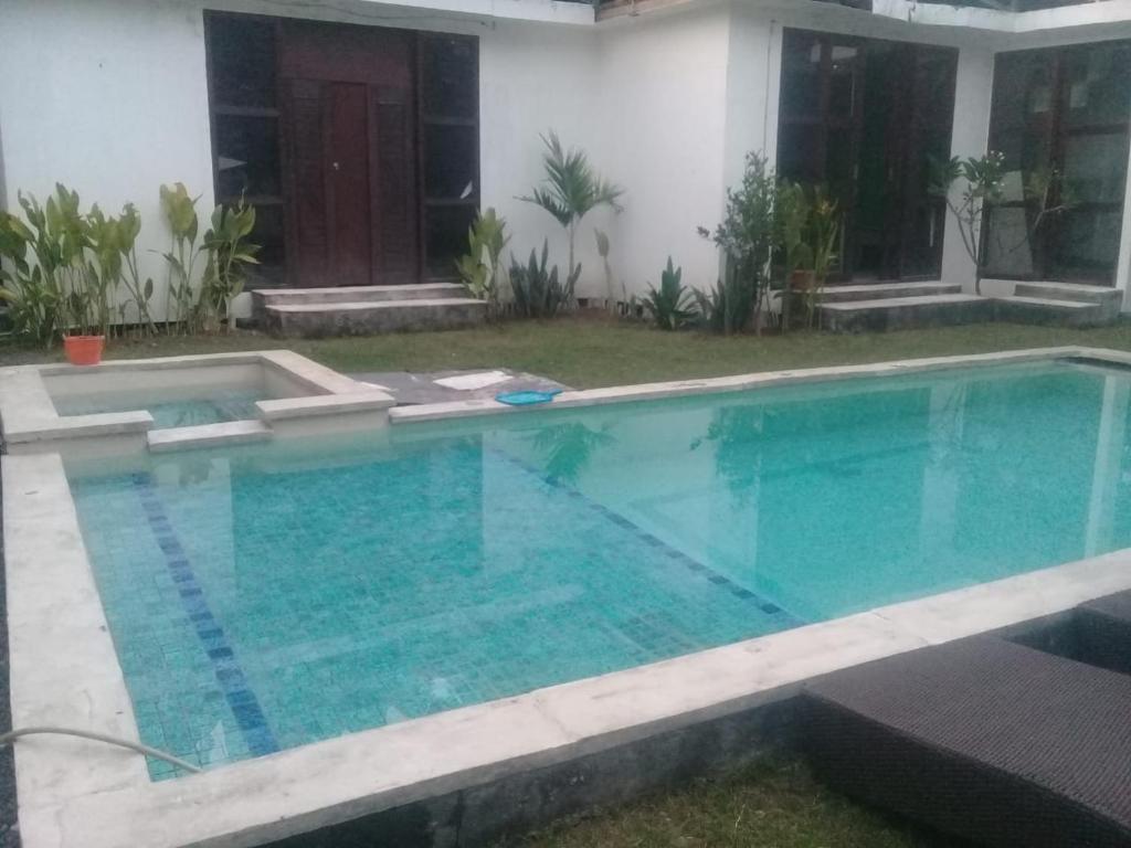 a swimming pool in the yard of a house at WHITE SANDS RESORT in Gili Trawangan