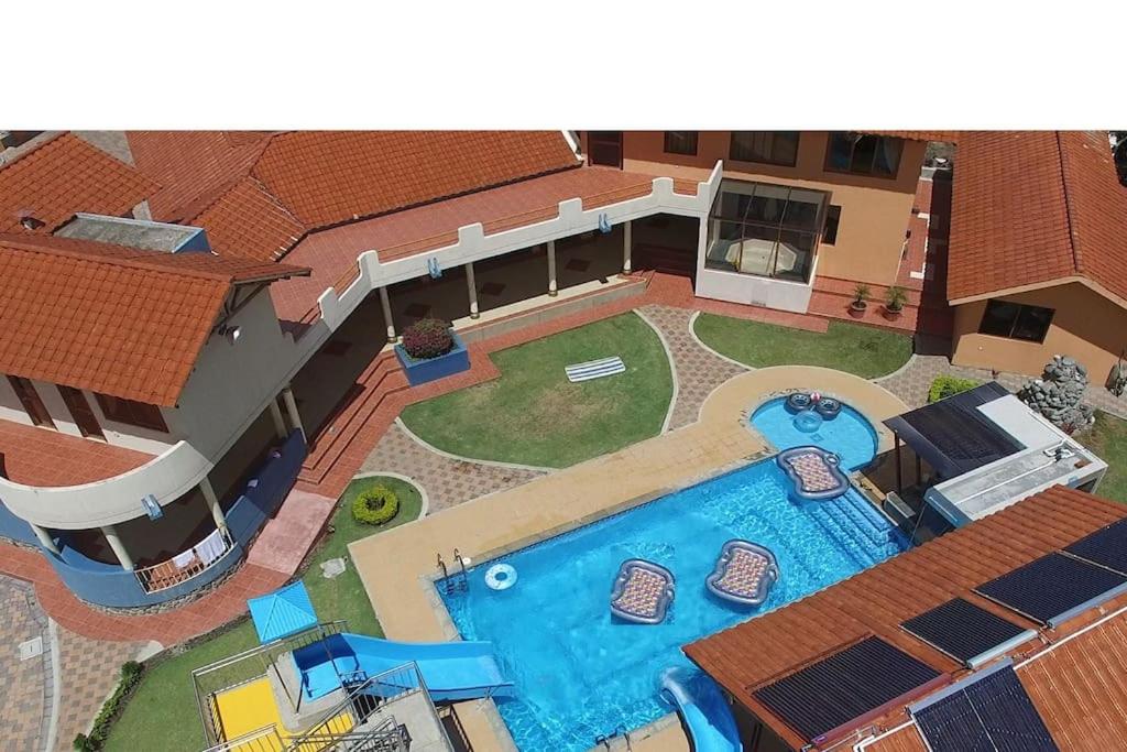 una vista aérea de una casa con piscina en Casa vacacional, en Loja