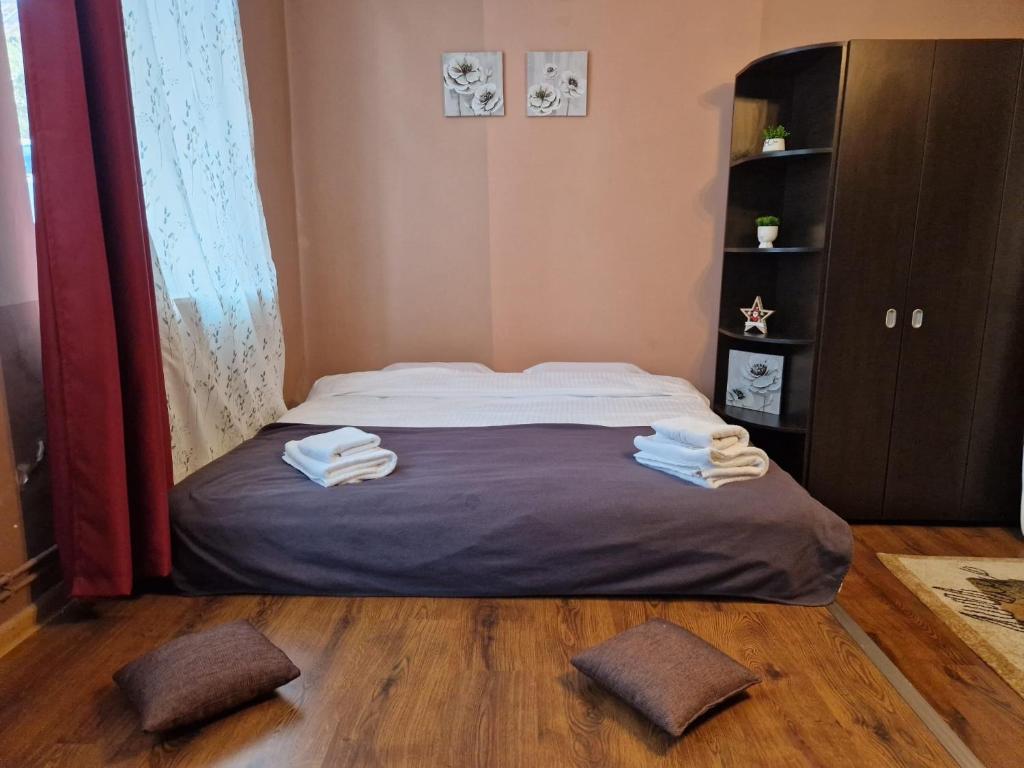 Una cama con toallas en una habitación en M&A Mario Ultra Central Apartament, en Brasov
