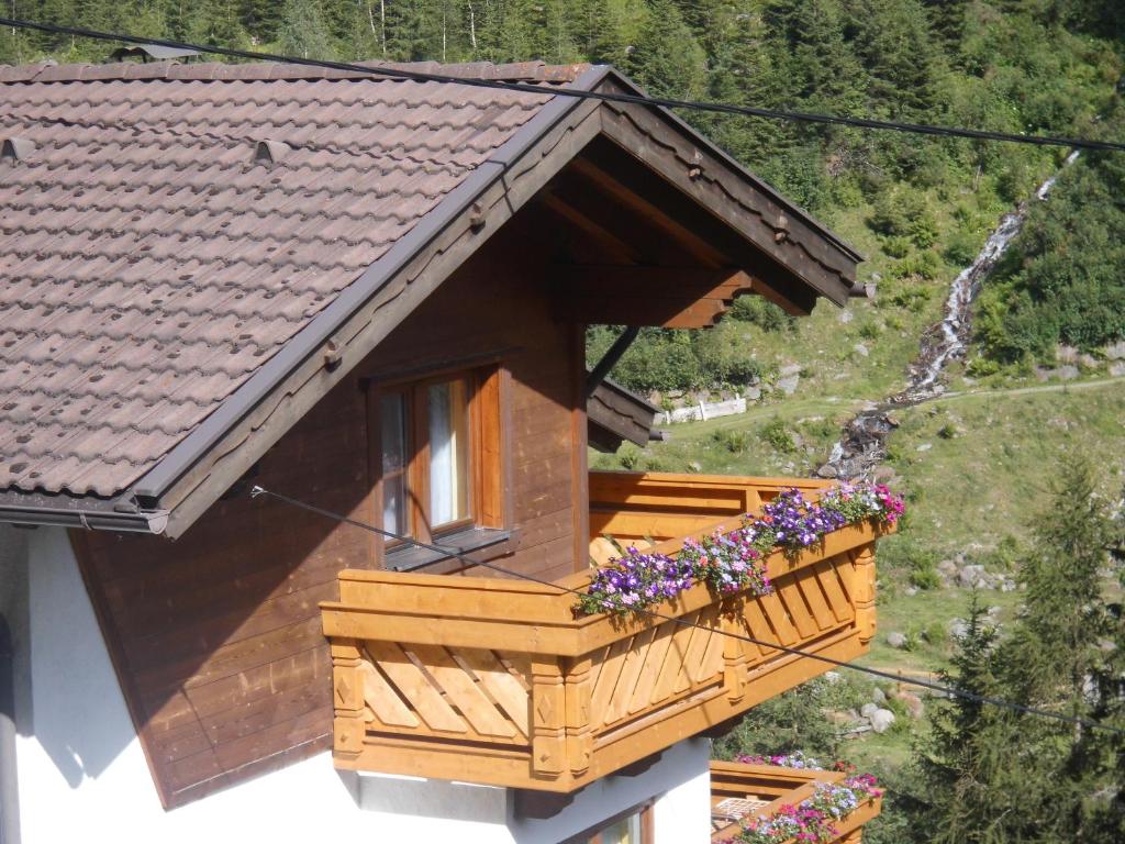einen Balkon eines Hauses mit Blumen darauf in der Unterkunft Josef Pixner in Sölden