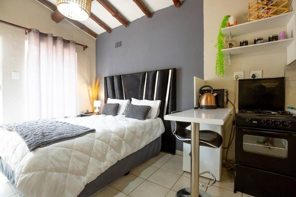 Postel nebo postele na pokoji v ubytování Relax in Nature Cottage Close to OR Tambo International Airport