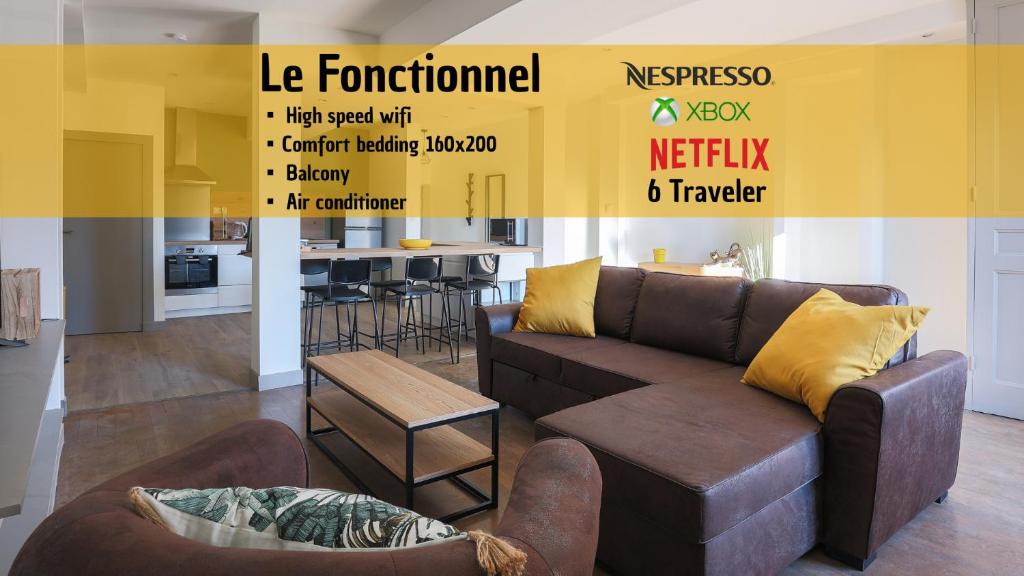 ein Wohnzimmer mit einem Sofa und einem Tisch in der Unterkunft Le Fonctionnel - TravelHome in Villefranche-sur-Saône