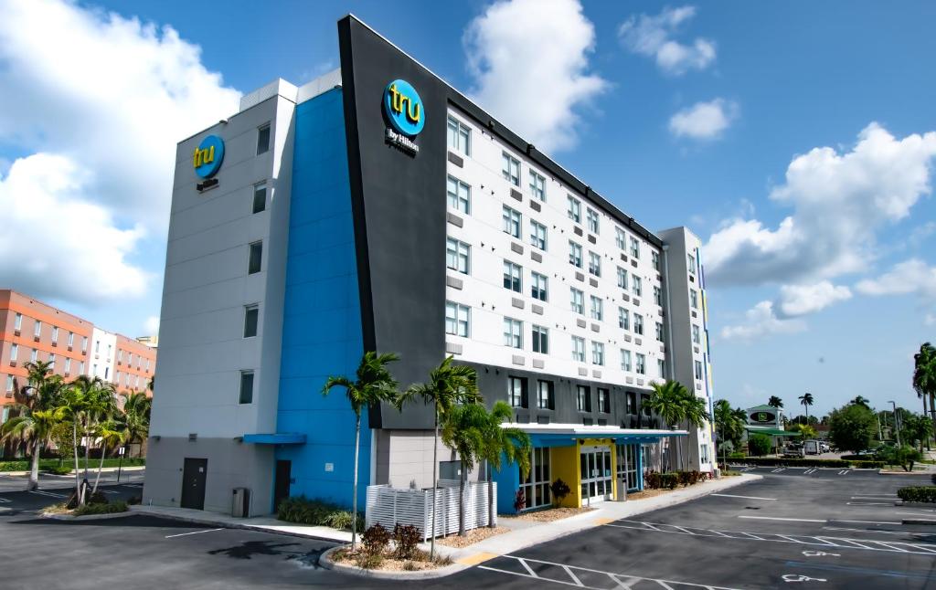 Tru By Hilton Florida City, Fl في مدينة فلوريدا: تقديم فندق في مواقف