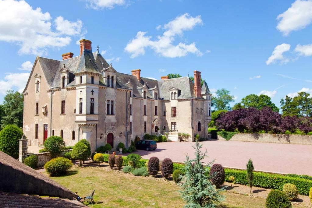 an old castle with a yard in front of it at Château de la Verie in Challans