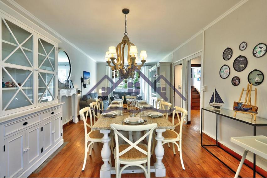 une salle à manger avec une table et des chaises dans l'établissement LocaLise - M45 - La grève blanche - Maison avec jardin entièrement clos - A 50m de la plage - Linge de lit inclus - Wifi inclus - animaux non admis, au Guilvinec