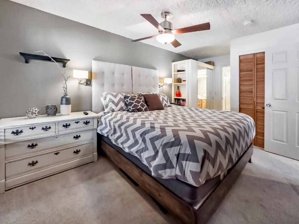 - une chambre avec un lit et un ventilateur de plafond dans l'établissement Hidden Creek Pond Perfection, à Park City