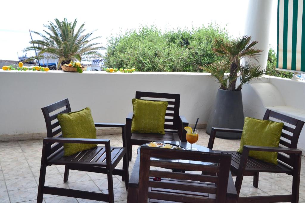 Balkón nebo terasa v ubytování Stromboli Suite Apartment with Terrace Volcano & Sea view