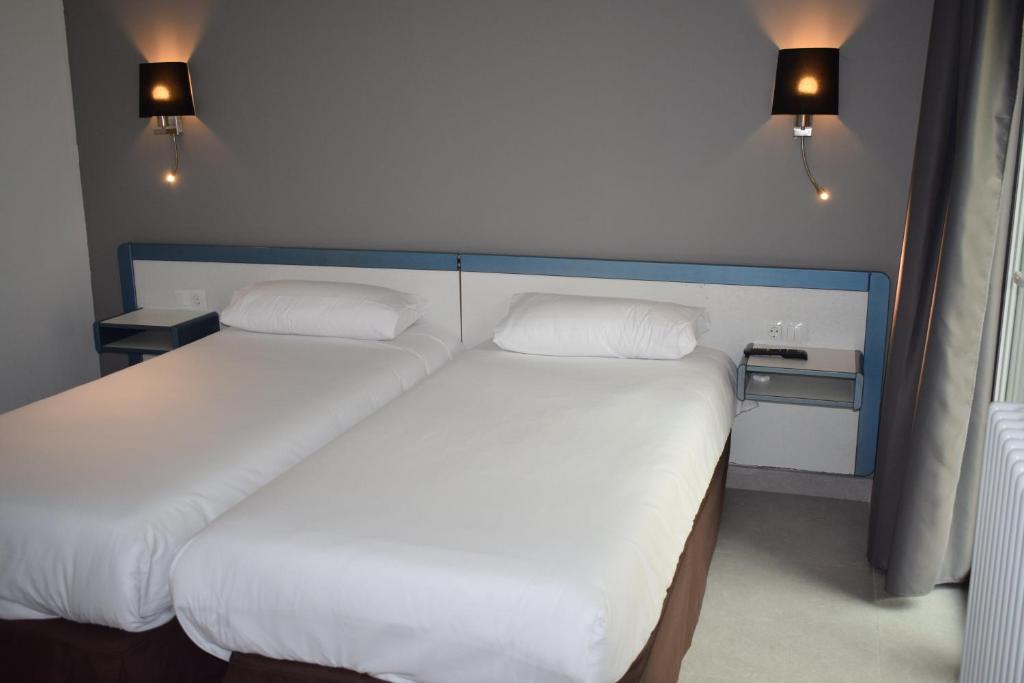 Postel nebo postele na pokoji v ubytování HOTEL VICTORIA