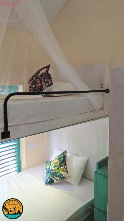 Postel nebo postele na pokoji v ubytování Lazy Monkey Surfhostel - Sri Lanka