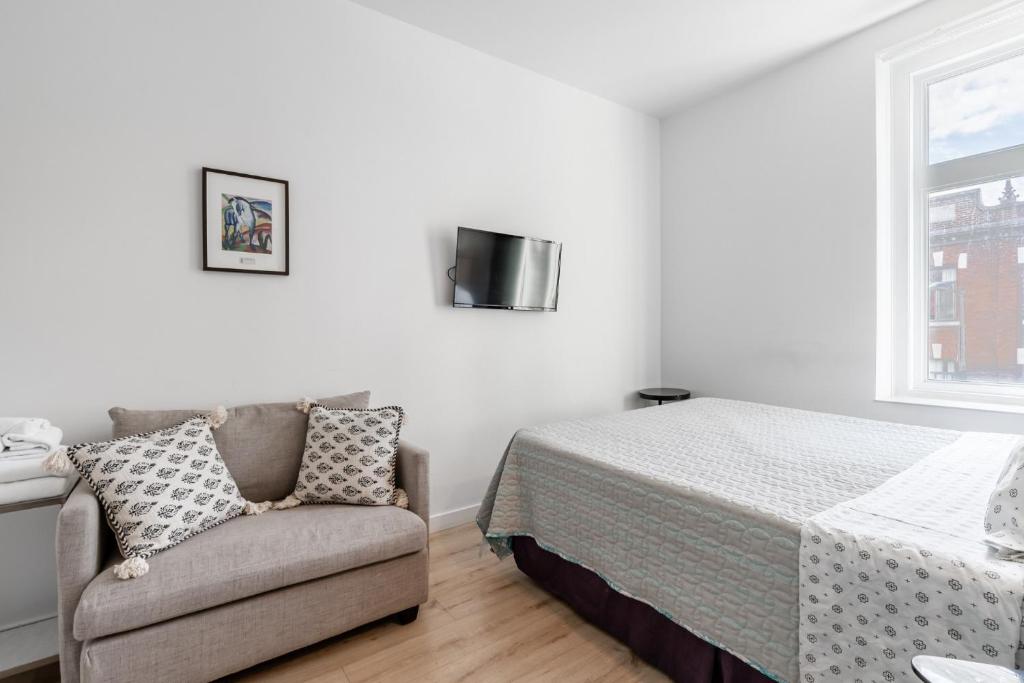 TV a/nebo společenská místnost v ubytování hotel le coach