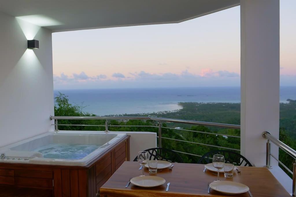 a hot tub on a balcony with a view of the ocean at Appartement à Monte Buena Vista in Las Terrenas