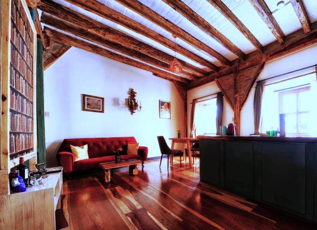 sala de estar con sofá rojo y mesa en Old Town Quito Suites, Heritage Boutique Hotel, Where Every Detail Tells a Story, en Quito