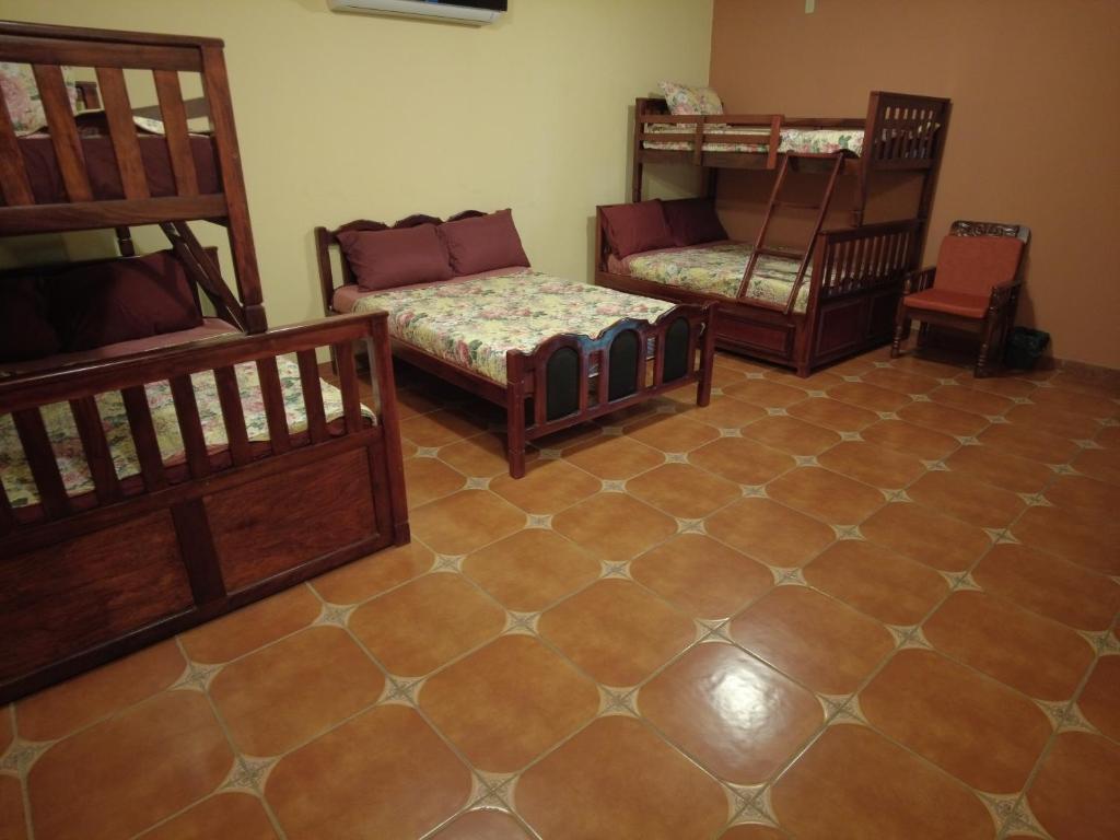 een kamer met 3 stapelbedden en een bank bij El Castillo de Piedra in San Miguel