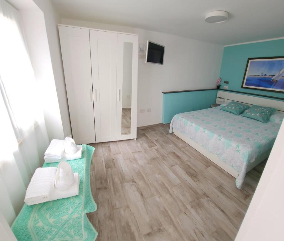 Un dormitorio pequeño con una cama y una cómoda. en Casa al mare Orchidea - Motoparking - Wifi Free - AC, en Cala Gonone