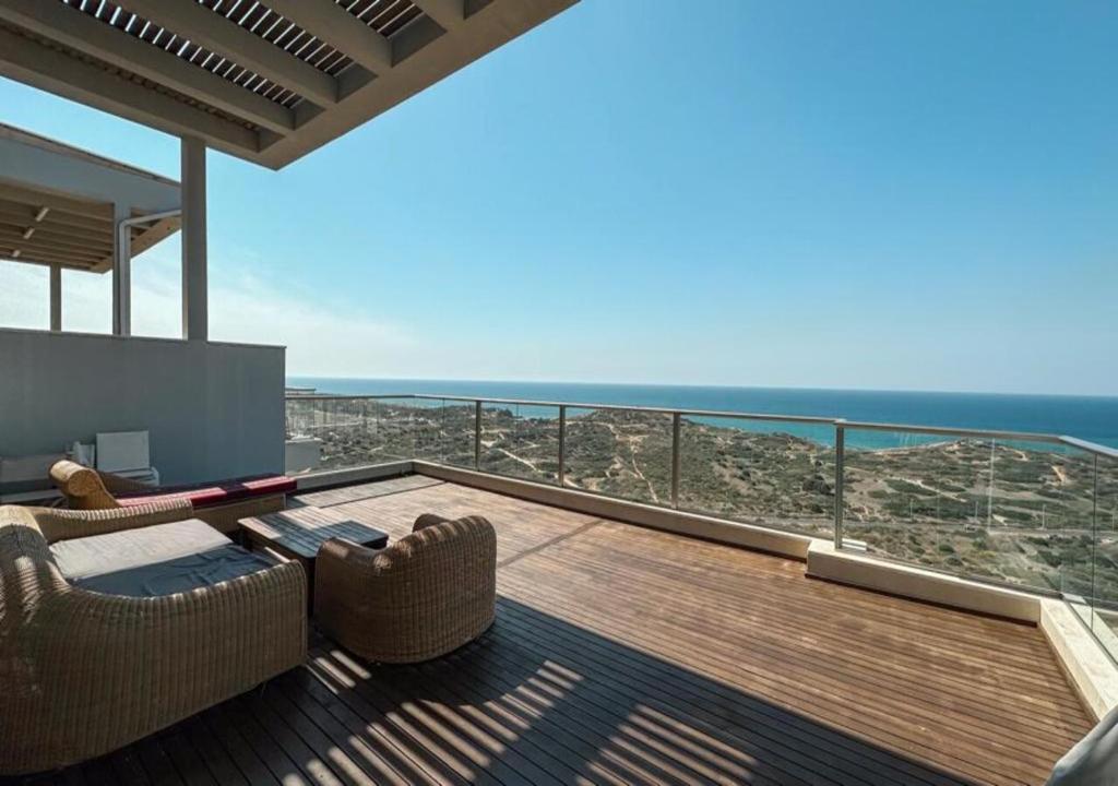a balcony with a view of the ocean at הקומה ה 16 POOL PENTHAUSE in H̱adera