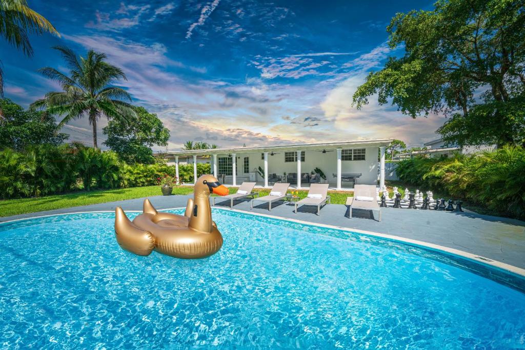 una piscina con un pato de goma frente a una casa en New Tropical Oasis Retreat in Miami en Miami