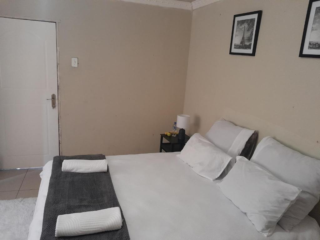 Un pat sau paturi într-o cameră la SoftLife Capsule Hotel