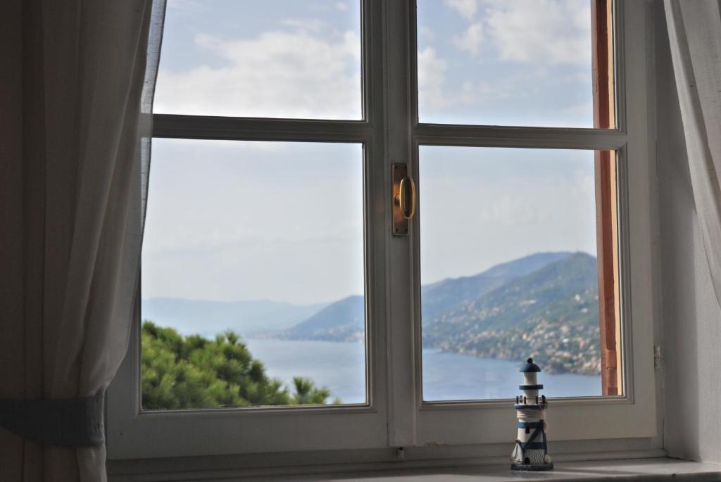 a window with a view of the water at B&B Casa Ninni in Camogli