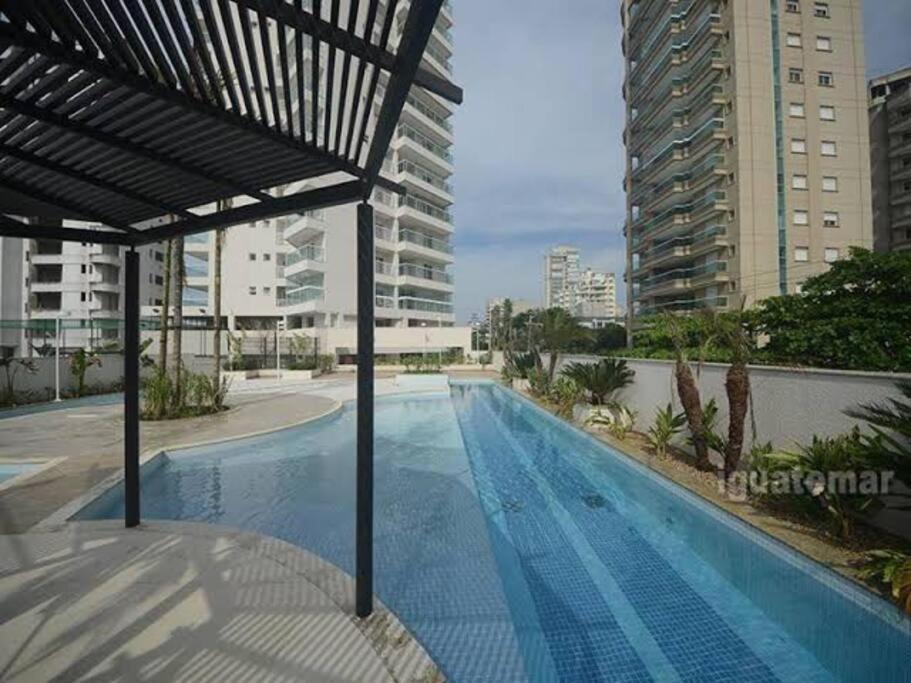 pusty basen w mieście z wysokimi budynkami w obiekcie Apto com vista para o mar com 2 vagas - Guarujá w mieście Guarujá