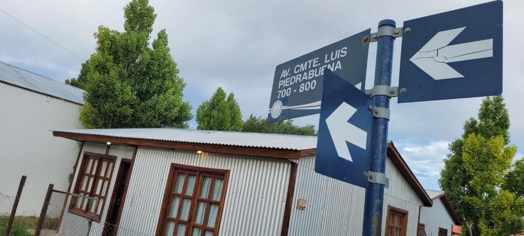 un panneau bleu devant un bâtiment dans l'établissement ALOJAMIENTOS BJ, à Puerto San Julian