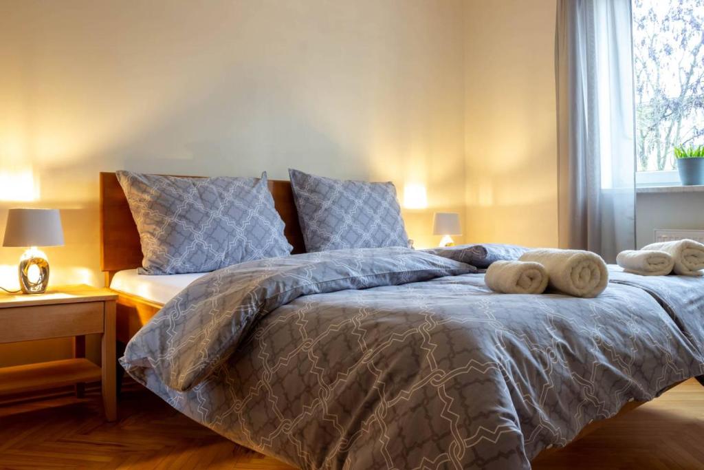 - un lit avec des serviettes dans une chambre dans l'établissement AS apartmán sever, à Košice